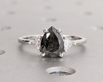 Ruwe diamant peer driehoek diamant, zout en peper, unieke verlovingsring, druppelvormige geometrische diamanten ring, 14k goud, op maat handgemaakt