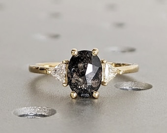 Rohdiamant Oval 3 Diamant Ring, Salz und Pfeffer, Einzigartiger Dreieck Verlobungsring, Rosenschliff Geometrischer Diamant Ring 14k Gold, Custom Handmade