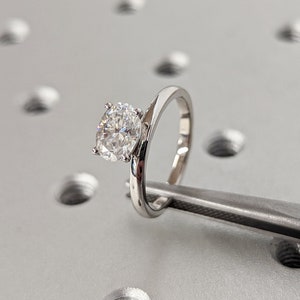 Anillo de compromiso único del Este Oeste 1 Ct Oval Incoloro Moissanite Anillo Horizontal Oval Anillo de Boda Solitario Anillo de Compromiso Anillo Este Oeste