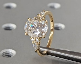 Einzigartiger 2.5ct Oval Lab Diamond Luxus 18K Gelbgold Verlobungsring | Birne Diamant Cluster Ring | Eleganter Handgemachter Brautschmuck