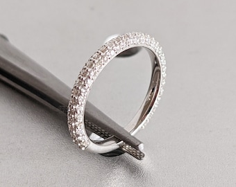 Mikropaverad diamantvigselring Halv alliansring Guldring Stapelringar Statementring Minimalistisk ring Vigselring Unik present till henne