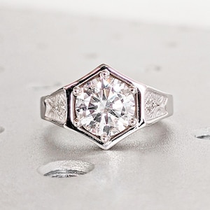 Anillo único de moissanita hexagonal redonda con engaste hexagonal antiguo, anillo antiguo de oro de inspiración vintage, anillo art déco con engaste hexagonal redondo.