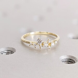 Anillo icónico de diamantes en racimo / Anillo de compromiso de oro macizo de 14 k / Anillo apilable minimalista para mujer / Anillo nupcial único con diamantes naturales