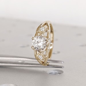 Ronde geslepen Moissanite bloem drie stenen verlovingsring, prachtige Moissanite trouwring, unieke vintage verlovingsring, jubileumgeschenken
