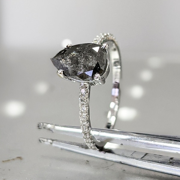 Anillo de compromiso nupcial único con diamantes en forma de pera, de la década de 1920, en oro amarillo, rosa o blanco de 14 k, con diamantes en forma de pera en bruto y en forma de sal y pimienta.