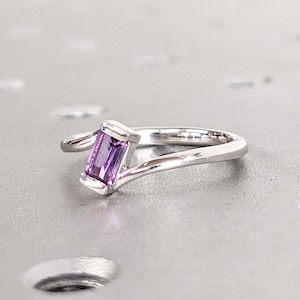 Anillo de promesa de alejandrita - Anillo de alejandrita de talla esmeralda - Anillo de compromiso de alejandrita púrpura con cambio de color - Anillo minimalista - Oro blanco de 14 quilates