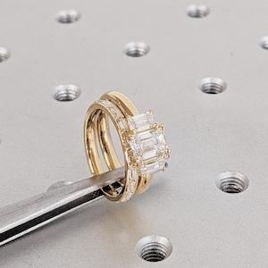 Smaragdschliff-Diamant-Ring mit drei Steinen | Stapelring 18k Gelbgold | Halbe Ewigkeit Baguette Cut Ehering | Geschenk für Frau