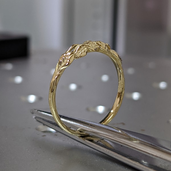 Aliança gravada em folha de ouro, aliança de casamento inspirada na natureza, aliança de casamento orgânica, aliança de casamento delicada em ouro, aliança de casamento com folhas gravadas