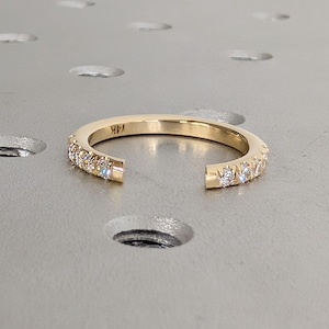 Anel de diamantes naturais para usar em conjunto com outros anéis | Alianças de casamento em ouro maciço para mulheres | Joia delicada e simples com aro aberto, um presente perfeito para namorada.