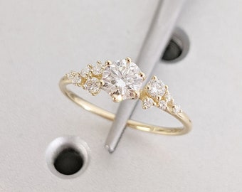 14K Geel Goud Ronde CVD Lab Grown Diamond Cluster Vrouwen Verlovingsring | Unieke Sneeuwjacht Art Deco Promise Ring | Gepersonaliseerde sieraden