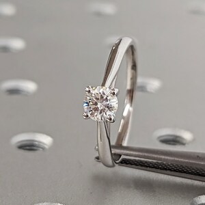 Eleganter 0.5ct Runder Solitär Lab Diamant Verlobungsring aus 14K Weißgold | 4-Krappen Diamant Vorschlag Ringe | Zeitloses Jubiläumsgeschenk