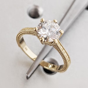 Art-Deco-Filigraner Runder Moissanit Solitärring, Vintage Runder Moissanit-Verlobungsring für Frauen, 14K echtes Gelbgold-Jubiläumsring