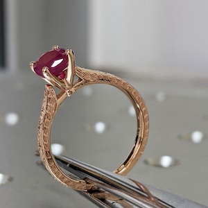 Anello di fidanzamento con rubino vintage Anello con rubino inciso a mano in oro rosa 14k, montatura cattedrale, punte di alto profilo, incisione a mano Everleigh