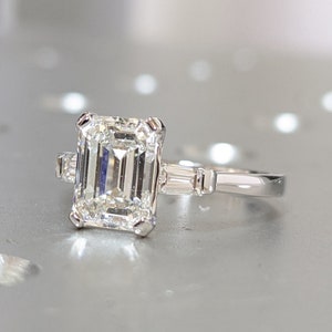 Anillo de compromiso de tres diamantes cultivados en laboratorio de 1,5 quilates, color D-F, claridad VVS-VS, talla esmeralda, baguettes cónicas laterales, oro blanco macizo de 14 k