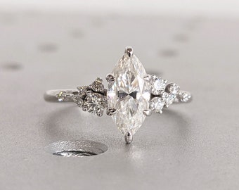 Marquise Lab Grown Diamant Gold oder Platin Verlobungsring | Einzigartige Schneeverwehung 6 Zinken Diamant Cluster Versprechen Ring | Vergoldeter Ehering