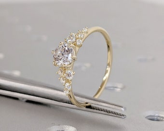 Ronde geslepen kleurloze Moissanite verlovingsbelofte ring voor haar | 14K 18K geelgouden sneeuwjacht diamanten clusterring | Alternatieve sieraden