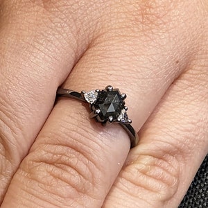 1ct Hexagon Schliff Salz und Pfeffer Diamant Versprechen Ring | 14K Schwarz Gold Dreieck Moissanite Statement Ring | Personalisierter Hochzeitstag Ring