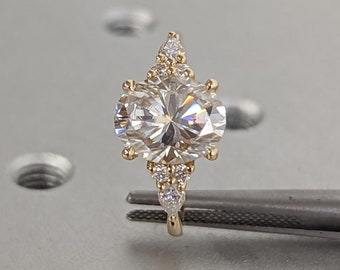 750 Gelbgold 2.5ct Oval Lab Diamant Luxus Verlobungsring | Einzigartiger Birnen-Diamant-Cluster-Ring | Eleganter individueller Brautschmuck