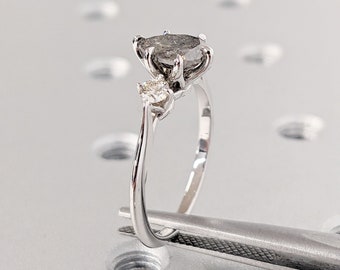 Anillo clásico de tres piedras con diamantes grises naturales, anillo de compromiso de oro blanco de 14 quilates, anillo de diamantes sal y pimienta, anillo de aniversario.