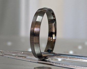 Anillo de oro negro de 14k con acabado cepillado y borde afilado de 4 mm, borde afilado, perfil bajo, oro negro de 14k, alianza de boda.