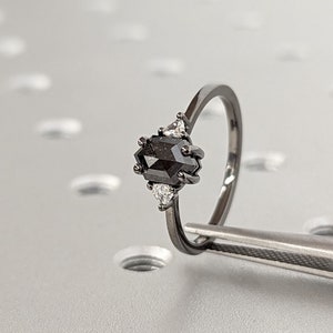 1ct Hexagon Schliff Diamant Verlobungsring mit Salz und Pfeffer | 14K Schwarz Gold Dreieck Diamant Statement Ring | Einzigartiger Hochzeitstag Ring