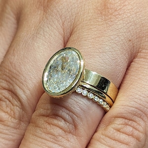Bezel Set 4 Karat Oval Moissanit 3 Ring Braut Set | 14K Gelbgold Moissanite Versteckter Halo Ehering | Kundenspezifische Goldband für Sie