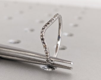 14k Solid Gold Salz und Pfeffer gebogener Diamant Ehering / Nachhaltiger Ehering für Frauen / Diamant Ring / Chevron / Stapel