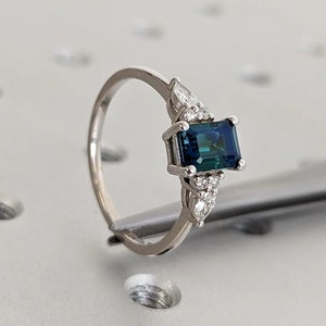 Emerald Cut Montana Teal Sapphire Verlovingsring, Peacock Blue Green Sapphire Natuurlijke Edelsteen Ring, Tiny Cluster Ring, Gouden Bruidssieraden