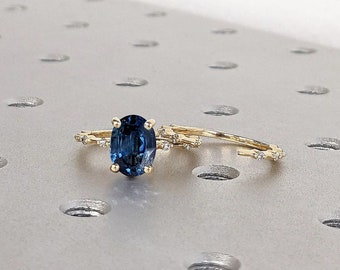 Delicato set di anelli impilabili per anniversario di matrimonio in oro giallo 14K / Anello per proposta da donna con zaffiro coltivato in laboratorio con taglio ovale / Gioielli da sposa in cristallo blu