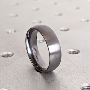 Fede nuziale in tantalio / Fede nuziale in tantalio puro con finitura opaca / Fede nuziale ipoallergenica con vestibilità comoda / Anello in tantalio a forma di corte per lui