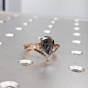 Anillo de compromiso con diamantes de sal y pimienta, anillo de bodas de oro rosa con forma de pera estilo art déco, anillo nupcial antiguo con sal y pimienta. imagen 3