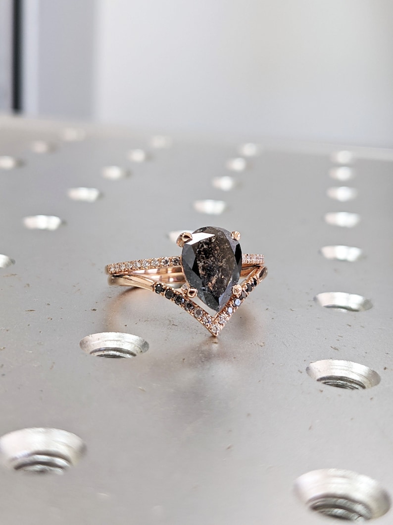 Anillo de compromiso con diamantes de sal y pimienta, anillo de bodas de oro rosa con forma de pera estilo art déco, anillo nupcial antiguo con sal y pimienta. imagen 3