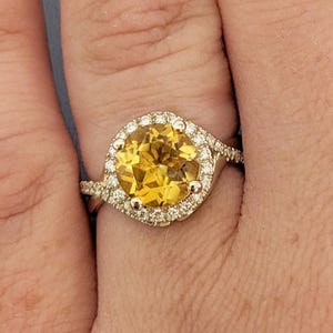 Anillo de compromiso Art Déco de oro blanco de 14k con brazo dividido y halo de citrino amarillo