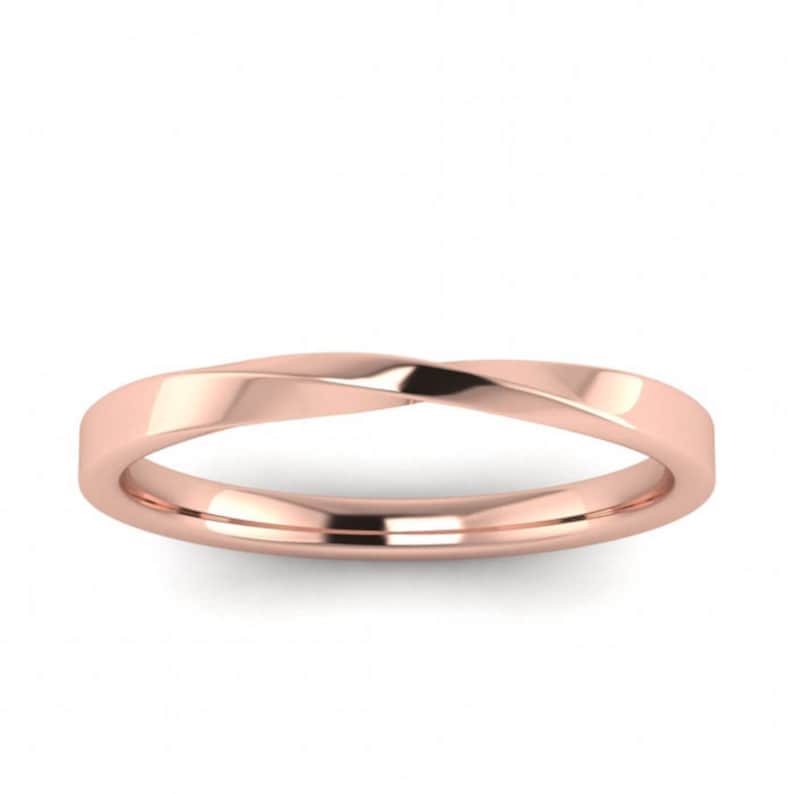 Puede incluir: Una banda de boda de oro rosa retorcida. La banda es de dise&ntilde;o simple con un acabado liso.