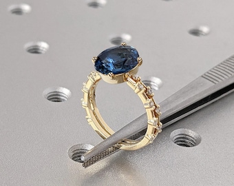 Anillo de aniversario de propuesta única de piedra de nacimiento de septiembre de zafiro de laboratorio azul para ella / anillo a juego de eternidad de diamantes de oro sólido / joyería nupcial