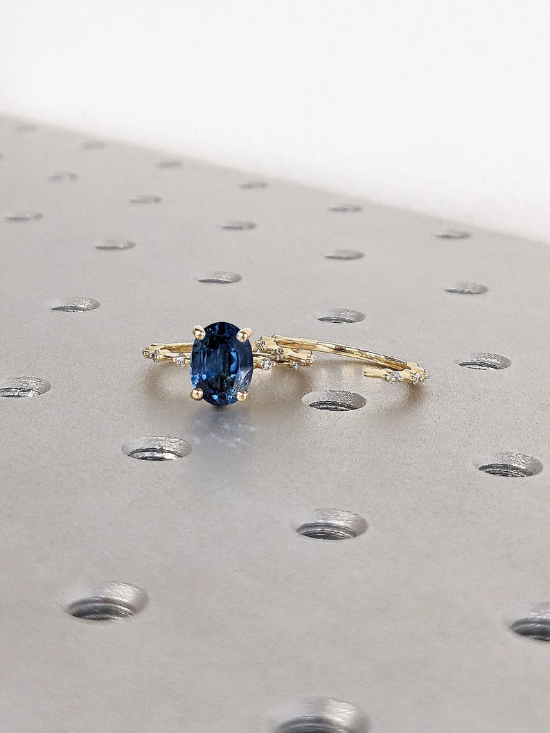 Settembre Birthstone Ovale Lab Zaffiro Anello da cocktail di fidanzamento unico per lei / Anello eternità impilabile in oro giallo 14K con Moissanite delicato immagine 6