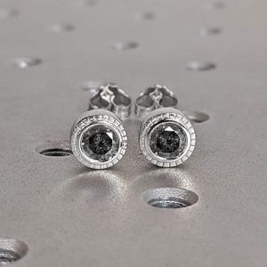 14K gouden zout- en peperdiamanten | Natuurlijke grijze ronde oorbellen met diamant | Dagelijkse diamanten oorbellen | Verjaardagscadeau voor haar