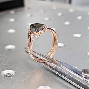 Anillo de compromiso con diamantes de sal y pimienta, anillo de bodas de oro rosa con forma de pera estilo art déco, anillo nupcial antiguo con sal y pimienta. imagen 5