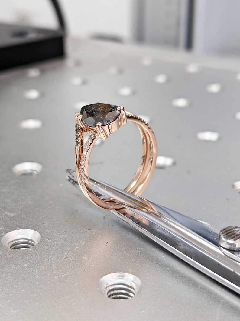Anillo de compromiso con diamantes de sal y pimienta, anillo de bodas de oro rosa con forma de pera estilo art déco, anillo nupcial antiguo con sal y pimienta. imagen 5