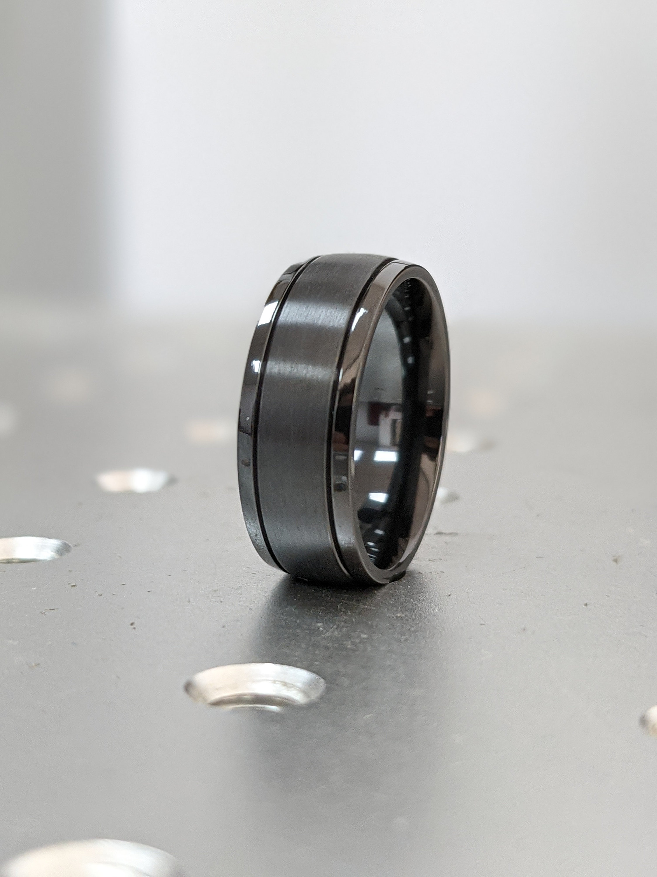 Anello nuziale da uomo in zirconio nero, anello nuziale in zirconio nero arrotondato, fede nuziale in zirconio nero, fede nuziale da uomo - 8 mm, spazzolata e lucidata