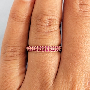Alianza de boda de oro rosa de 14 quilates con rubíes pavé, anillo de compromiso minimalista, joyería con la piedra de nacimiento de julio.