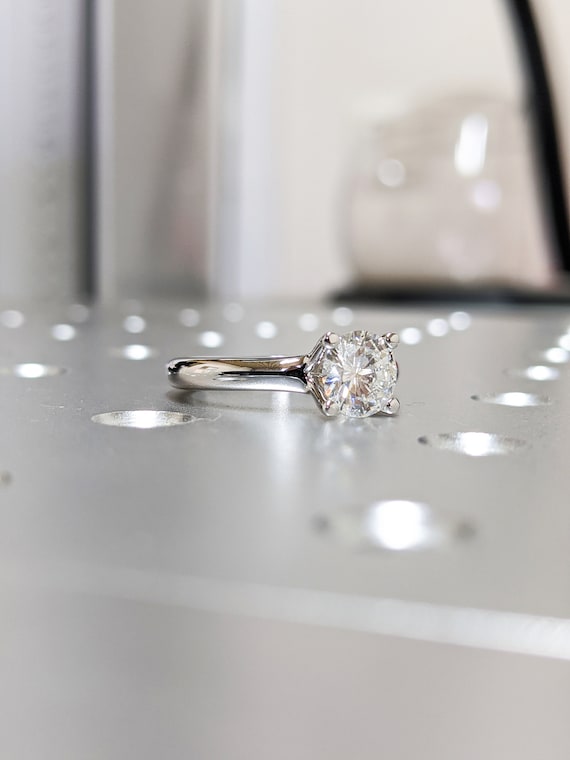 Anello di fidanzamento con moissanite rotonda da 3 carati, solitario in oro giallo 14 carati - Italia Anello di fidanzamento con moissanite rotonda da 3 carati, solitario in oro giallo 14 carati - Italia