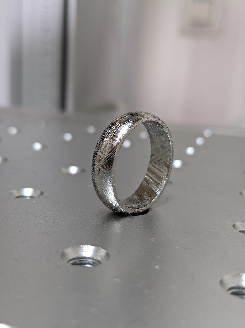 EN VENTA - Anillo de meteorito 'Raíz de la felicidad' - Anillo de meteorito - Anillo de meteorito natural - Banda de meteorito - Anillo de meteorito - Meteorito Gibeon imagen 1