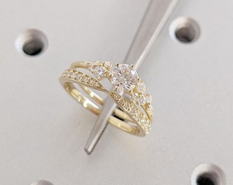 Set di fedi nuziali di fidanzamento uniche con diamanti coltivati in laboratorio multi pietra CVD / oro 14K 18K, fascia con farfallino con diamanti abbinata personalizzata in platino per lei