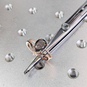 Anillo de compromiso con diamantes de sal y pimienta, anillo de bodas de oro rosa con forma de pera estilo art déco, anillo nupcial antiguo con sal y pimienta. imagen 6
