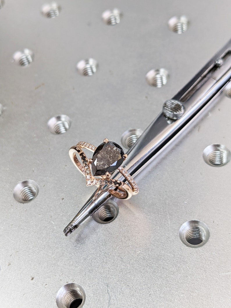 Anillo de compromiso con diamantes de sal y pimienta, anillo de bodas de oro rosa con forma de pera estilo art déco, anillo nupcial antiguo con sal y pimienta. imagen 6