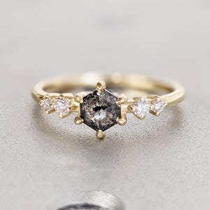 Hexagon Salz und Pfeffer Diamant Ring | Hexagon Diamant Verlobungsring in 14K Gelbgold | Geometrische Diamant Ring | Fünf Stein Versprechen Ring