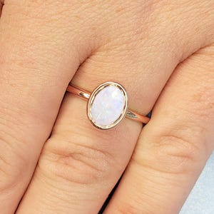 Bague de fiançailles ovale en or rose et opale | Bagues en or 14 carats pour femme | Bague solitaire en opale | Bague de fiançailles de 1 carat | Bague promesse simple