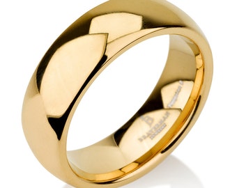 Puede incluir: Una banda de boda de color dorado con un acabado liso y pulido. La banda está hecha de carburo de tungsteno y tiene un brillo sutil.