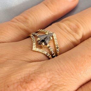 Salz und Pfeffer Brautschmuck Set Drachenform Ring | Diamant Stapelring | Vintage Gelbgold Ehering | Geschwungener Diamant Ehering